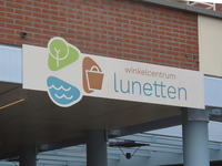 901554 Afbeelding van een bord met het beeldmerk van Winkelcentrum Lunetten (Hondsrug) te Utrecht.